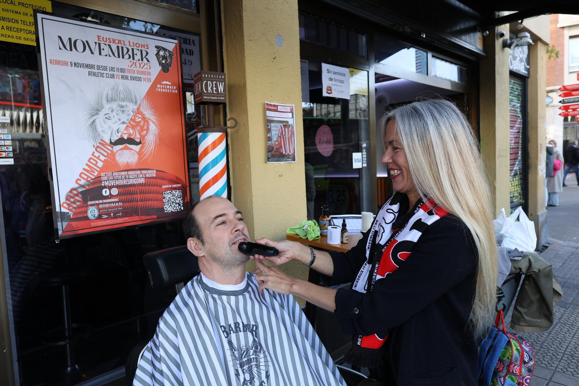 En imágenes: el bar Campeones de Bilbao se transforma en barbería y se une al movimiento solidario Movember