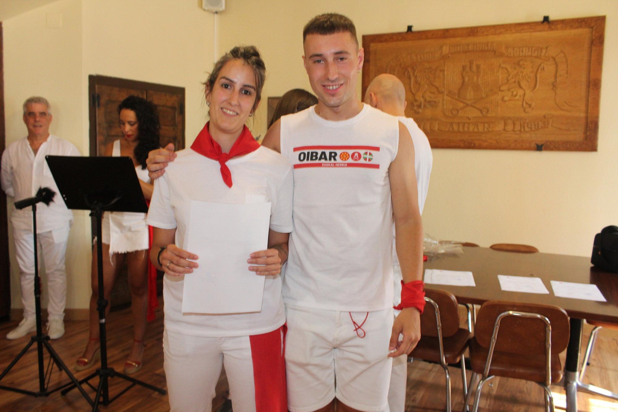 La premiada Irati Barber con el edil Asier Martínez; al fondo el alcalde.