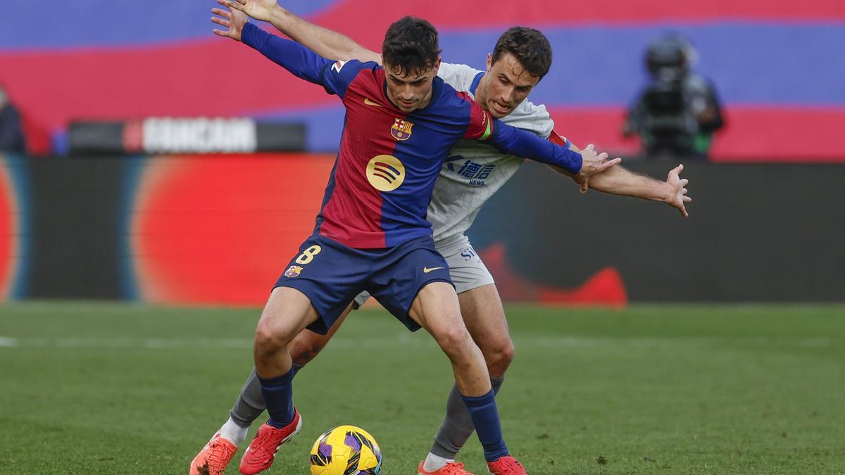 Guevara presiona a  Pedri durante el Barça-Alavés