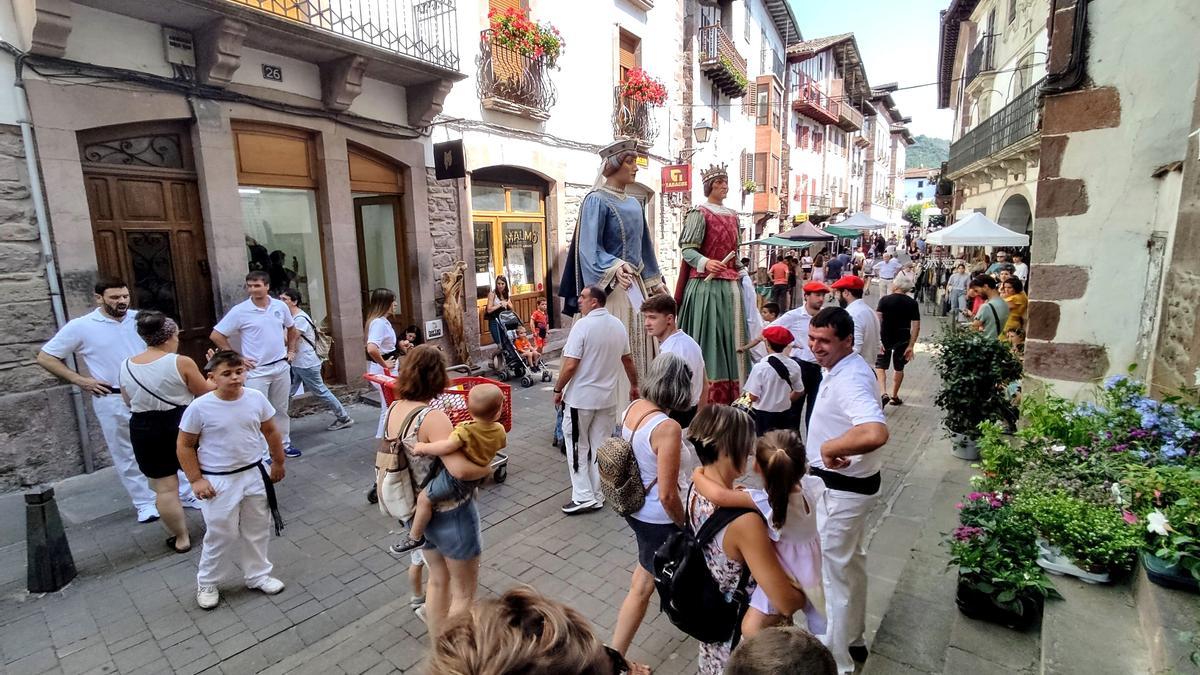 Los gigantes de Elizondo saldrán el sábado a la calle en el Bertan Eguna