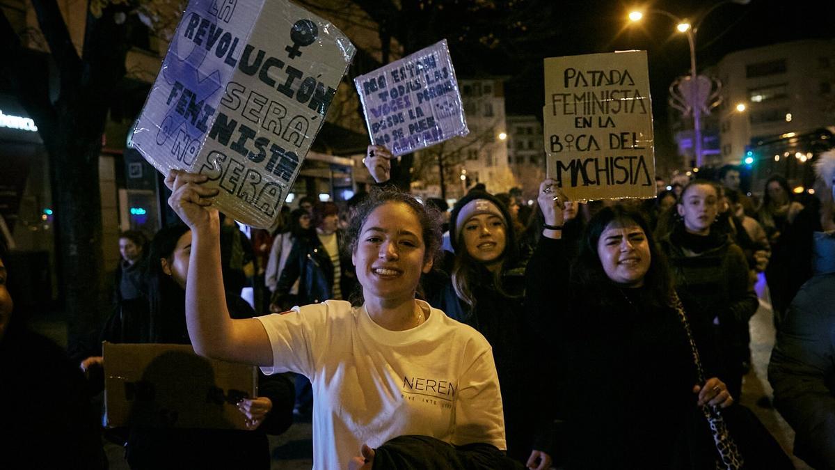 Participantes en una manifestación en Pamplona por el 25N