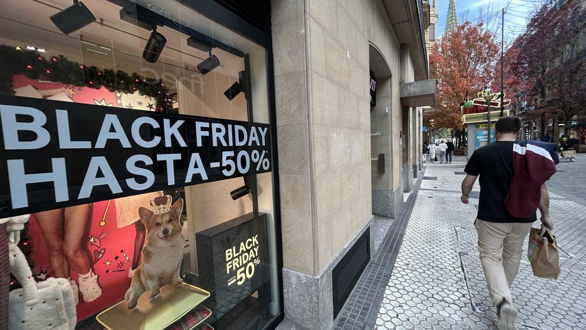 Un escaparate anuncia ofertas por el Black Friday en Donostia.