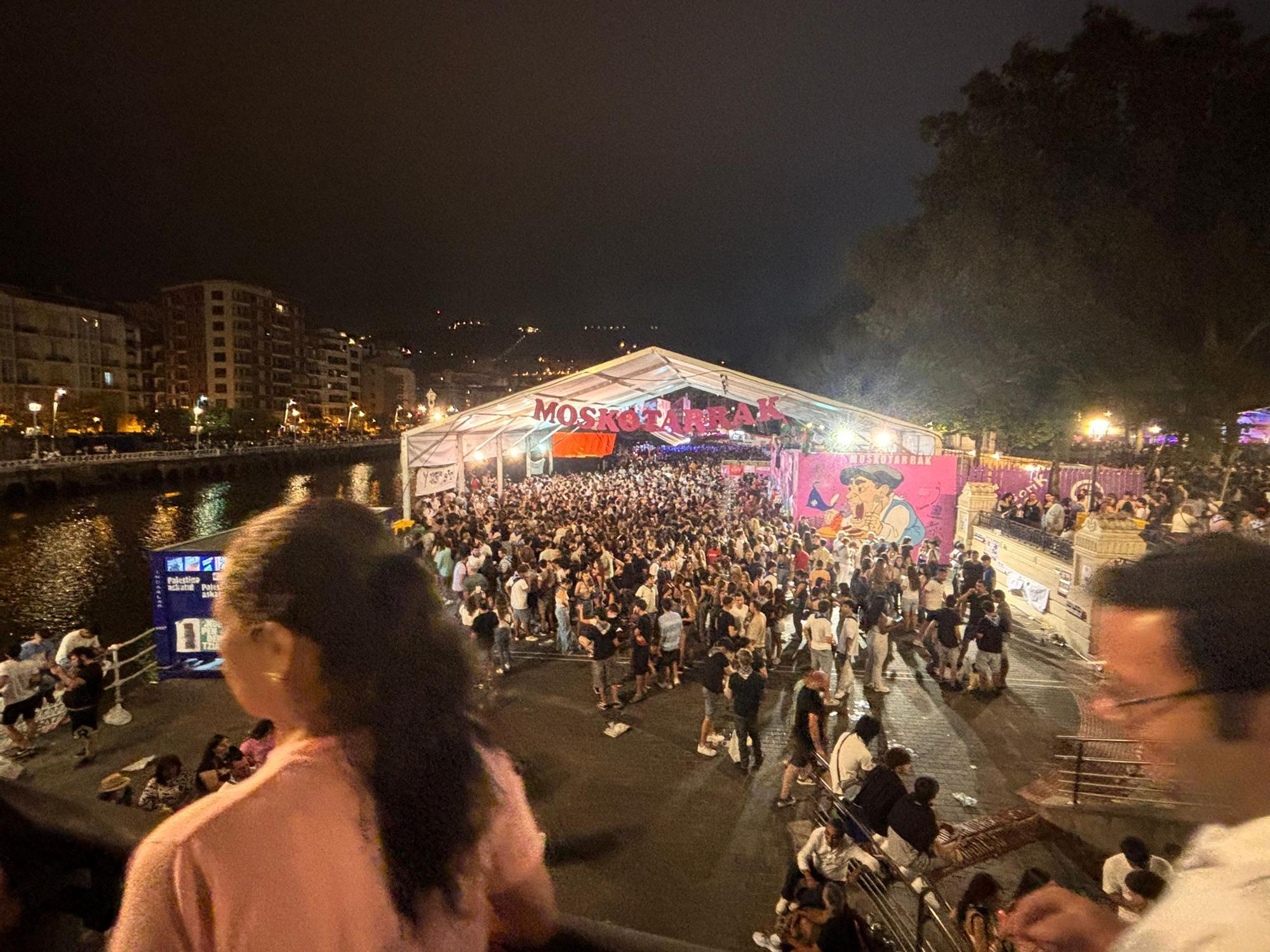 En imágenes: Bilbao se desborda en la primera noche de Aste Nagusia, con Abandoibarra pendiente de estrenar