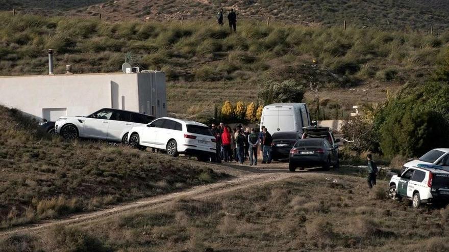 Ana Julia(de rojo) asiste a  Rodalquilar, en Níjar (Almería), para la reconstrucción de los hechos.