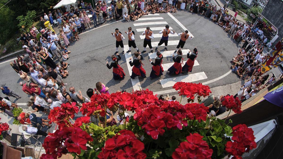Los jóvenes de la quinta del 2007 se vistieron con los trajes tradicionales y bailaron el ‘Ttun Ttun.’