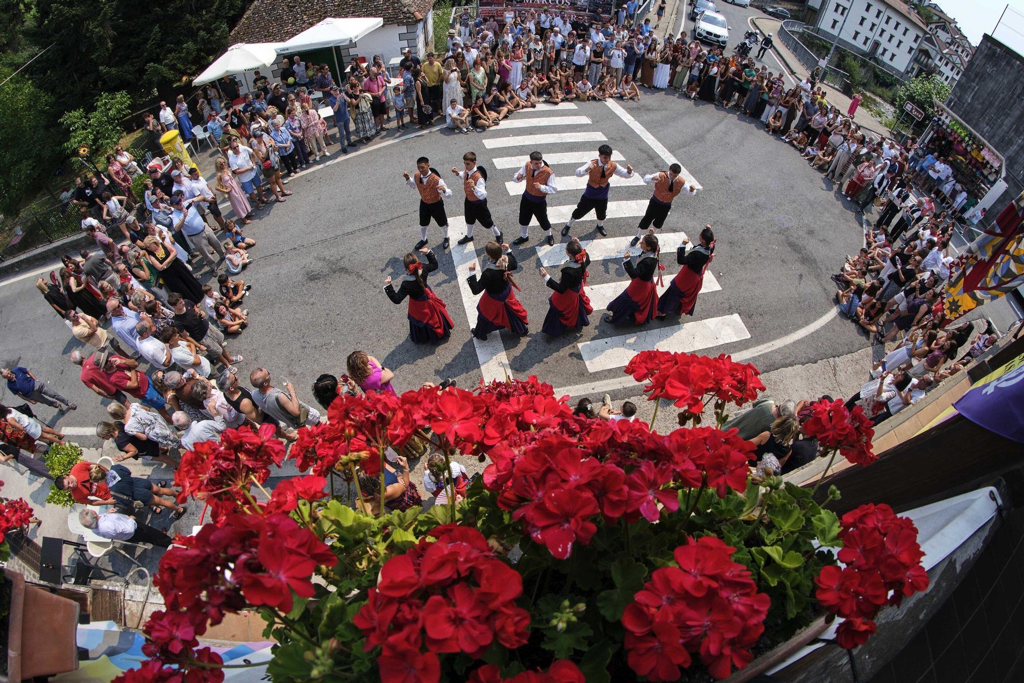 Fotos del tradicional baile de la bandera en fiestas de Roncal 2025