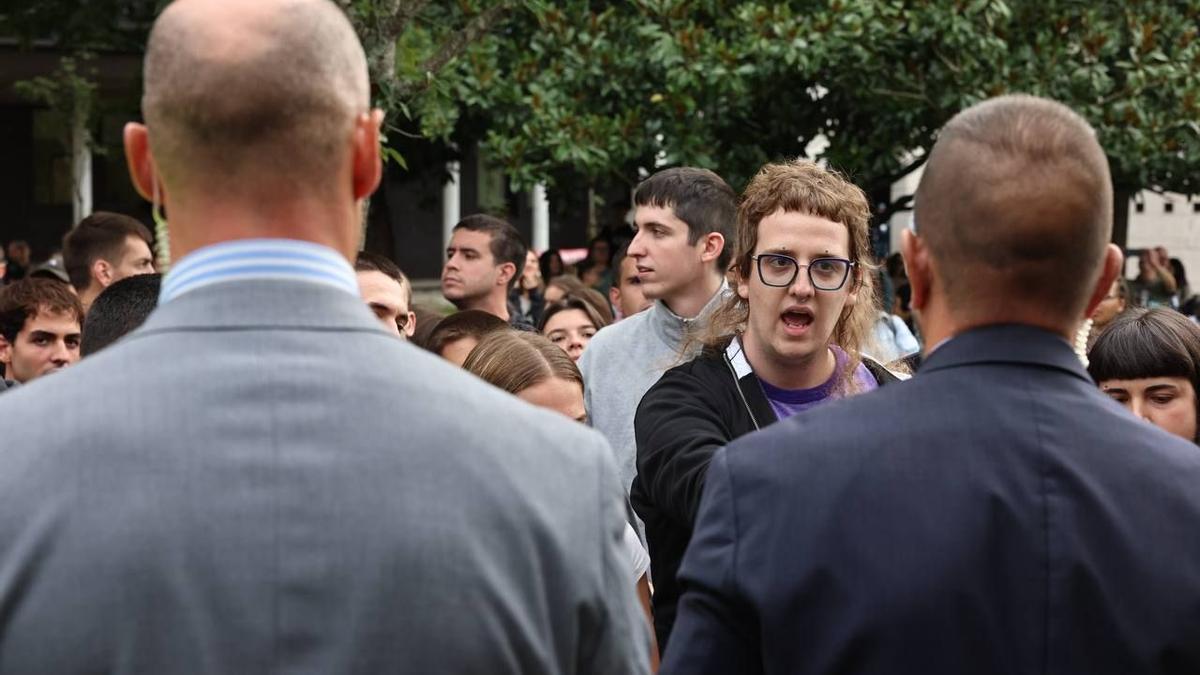 Momentos de tensión en la EHU por una protesta de jóvenes en favor de Palestina Momentos de tensión en la EHU por una protesta de jóvenes en favor de Palestina
