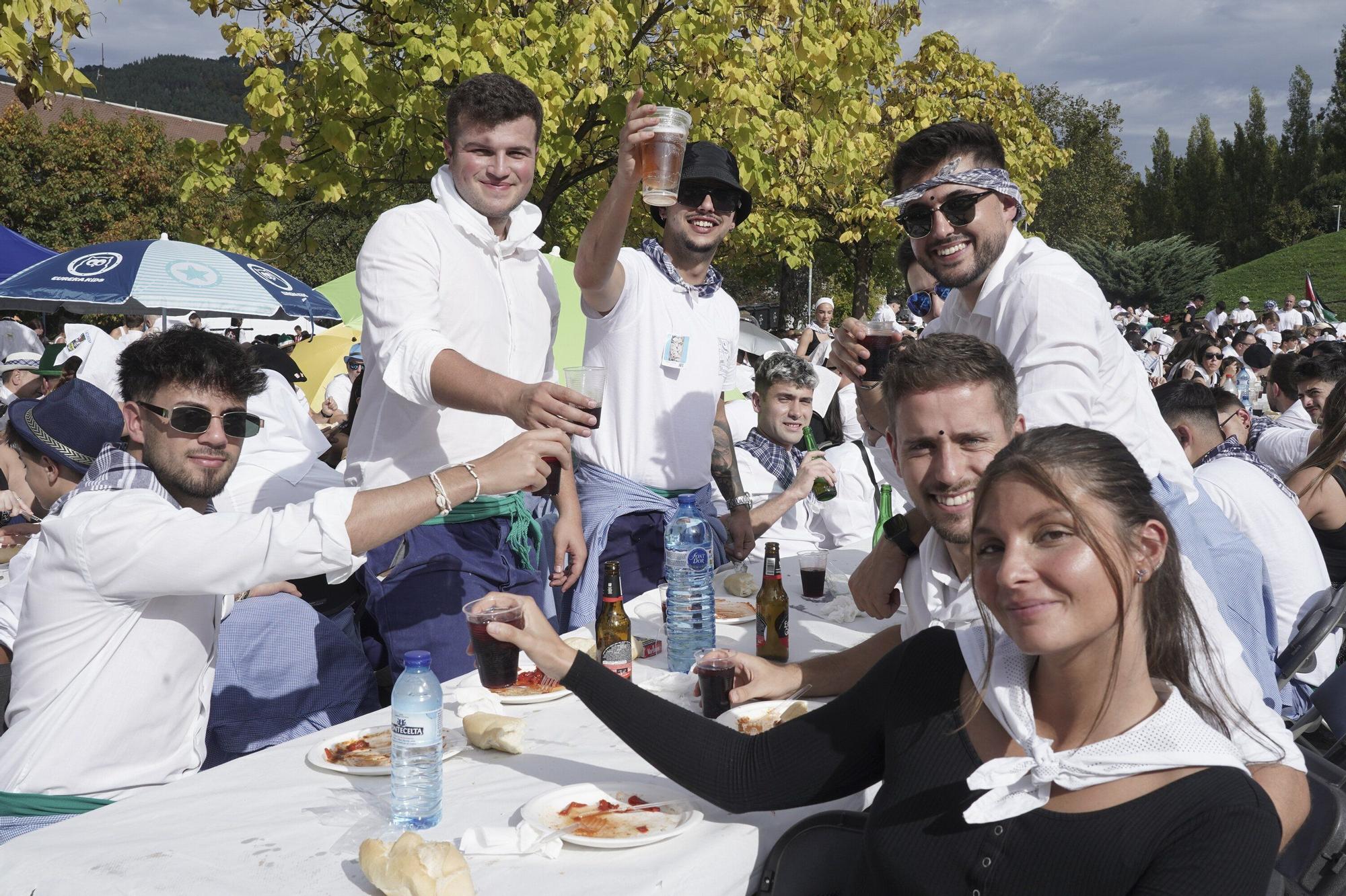 Más de 3.600 personas en la comida de cuadrillas de Basauri: “Es es indescriptible, se nos está yendo de las manos”