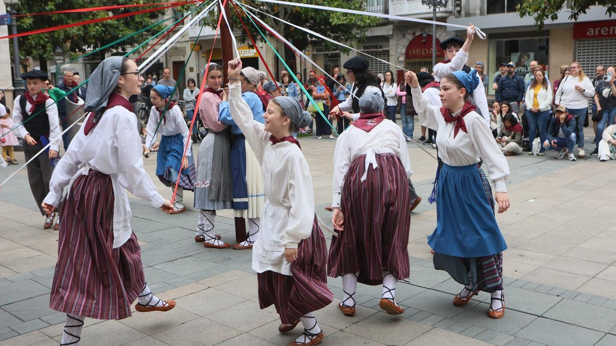 En imágenes: Algara celebra su 25º cumpleaños con los dantzaris más txikis
