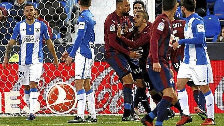 Bebé es felicitado por sus compañeros después de marcar el 1-1.