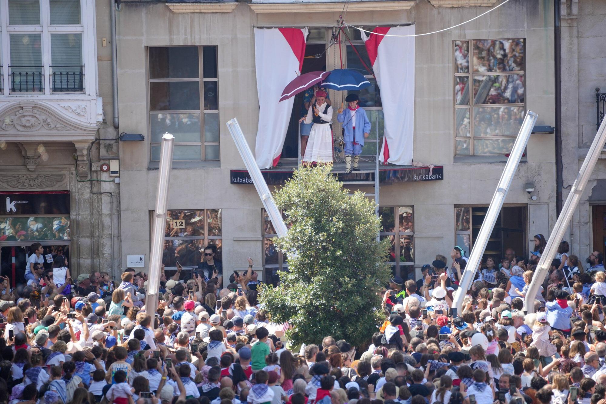 En imágenes: Edurne y Celedón Txiki abarrotan un año más la plaza de la Virgen Blanca