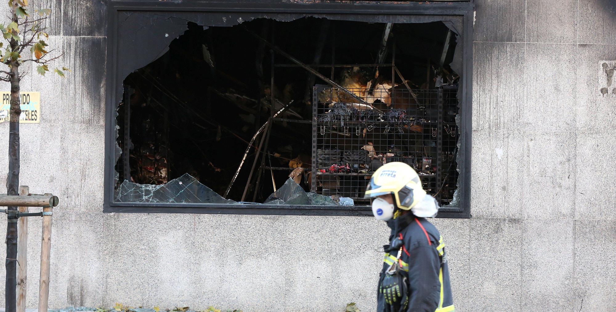[FOTOS] Así ha quedado el bazar incendiado en la Rochapea
