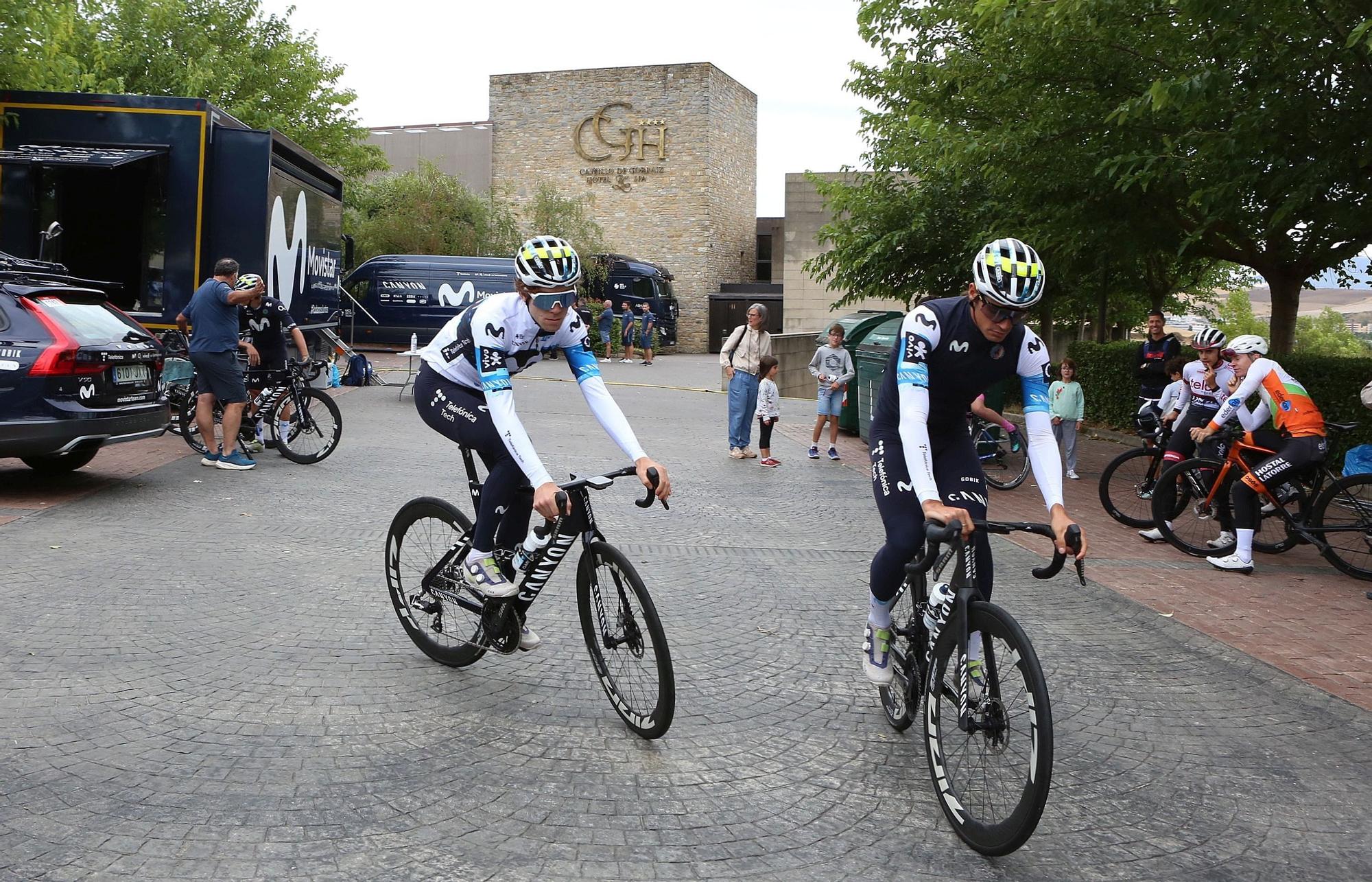 Movistar Team sale a rodar por la Comarca de Pamplona en la jornada de descanso de La Vuelta