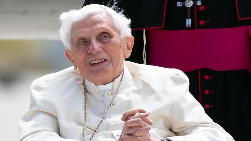 Benedicto XVI pasa la noche asistido por los médicos: "Su situación no ha cambiado"