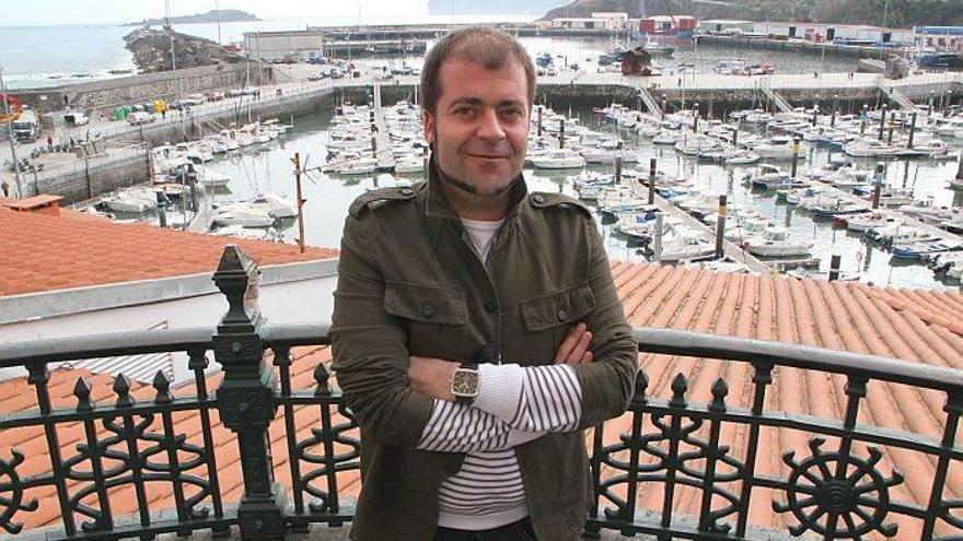 El anterior primer edil bermeano del PNV, Xabier LEgarreta, posa frente al puerto de la villa marinera