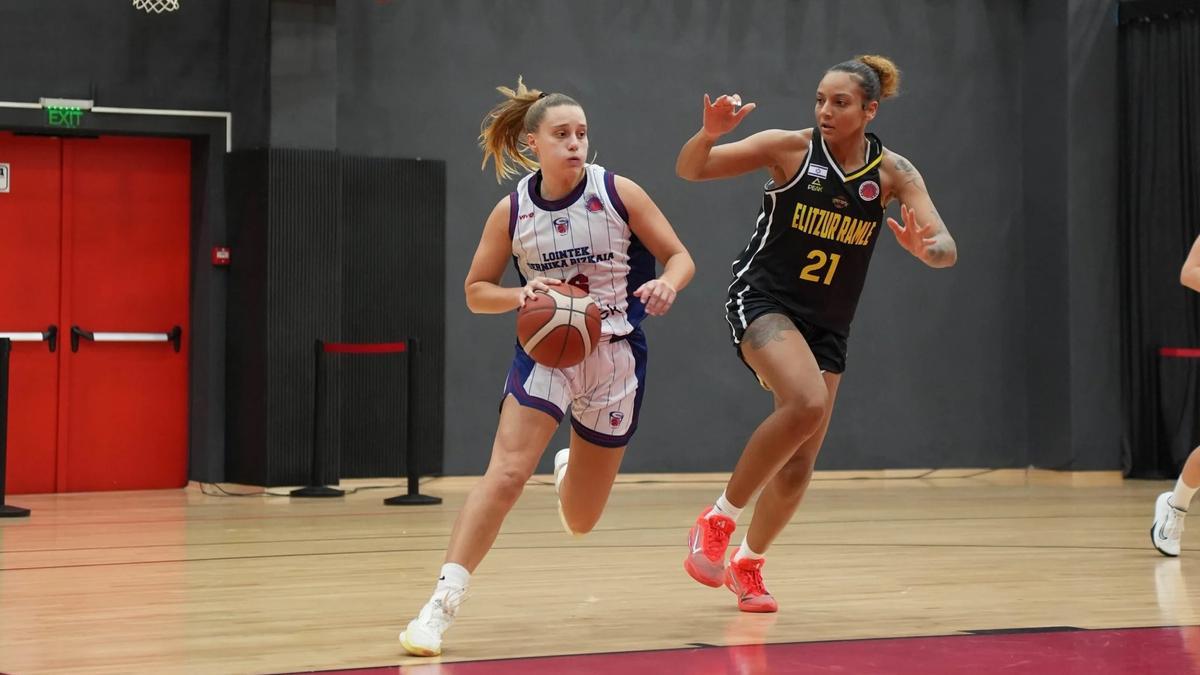 Esther Castedo conduce el balón ante el acoso de Herbert-Harrigan ayer en Sofía.