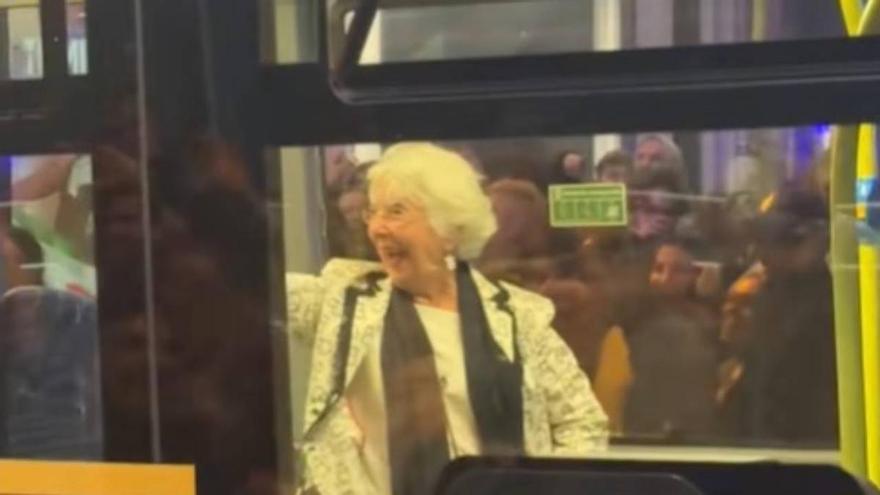El vídeo de una pasajera del autobús que casi le roba el protagonismo a Rosalía en la Gran Vía de Madrid se hace viral: &quot;Gran mujer&quot;