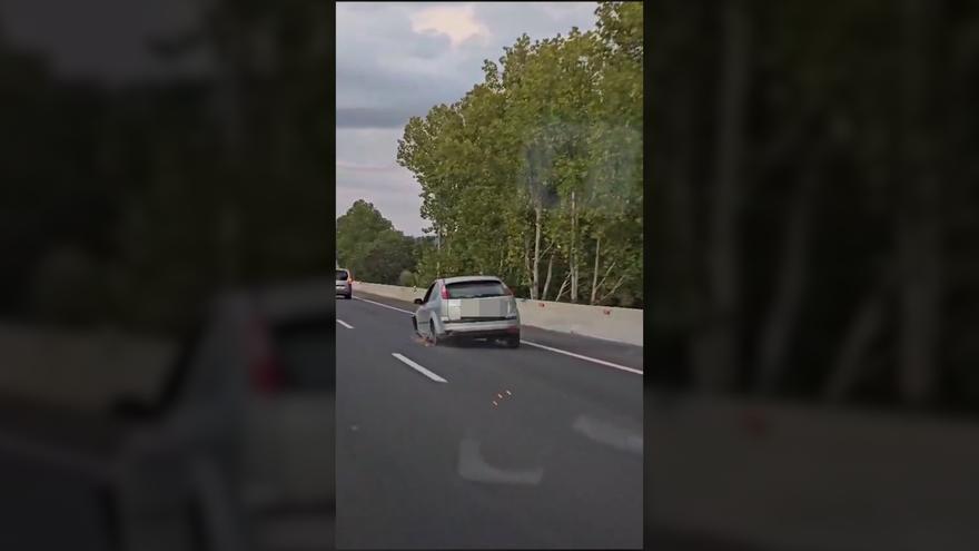 Una mujer ebria circula sin dos de las ruedas de su vehículo durante 14 kilómetros
