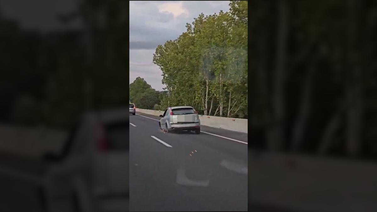 Imagen del vehículo circulando sin dos de las ruedas en Mallorca