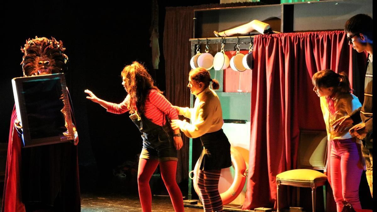 Los espectáculos estaban dirigidos a un público infantil, juvenil y familiar. Los espectáculos estaban dirigidos a un público infantil, juvenil y familiar.