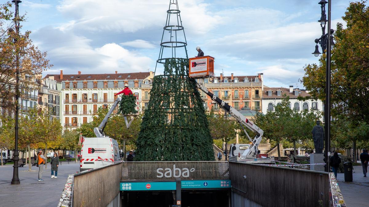 Instalación del árbol navideño en la Plaza del Castillo.