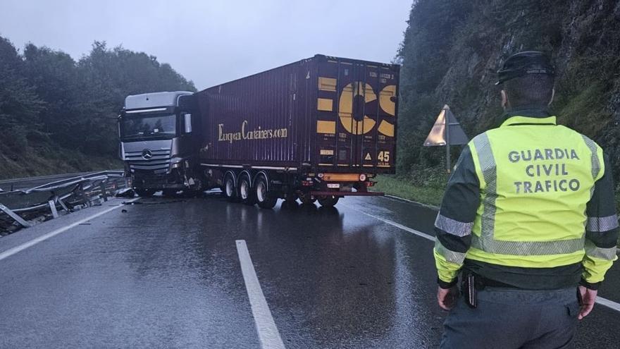 Cortada la Autovía de Leitzaran (A-15) por el accidente de un camión en Larraun