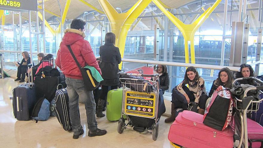 Pasajeros de Iberia, esperando en la T4 de Barajas.