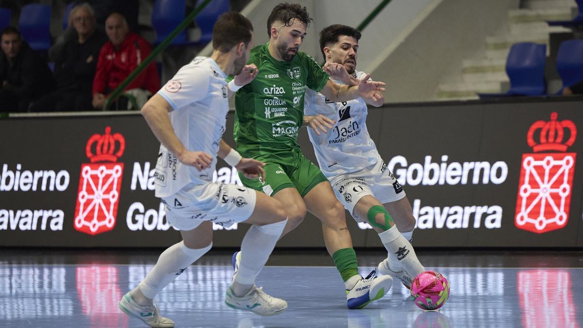 Ion Cerviño trata de jugar el balón ante la presión de dos rivales.