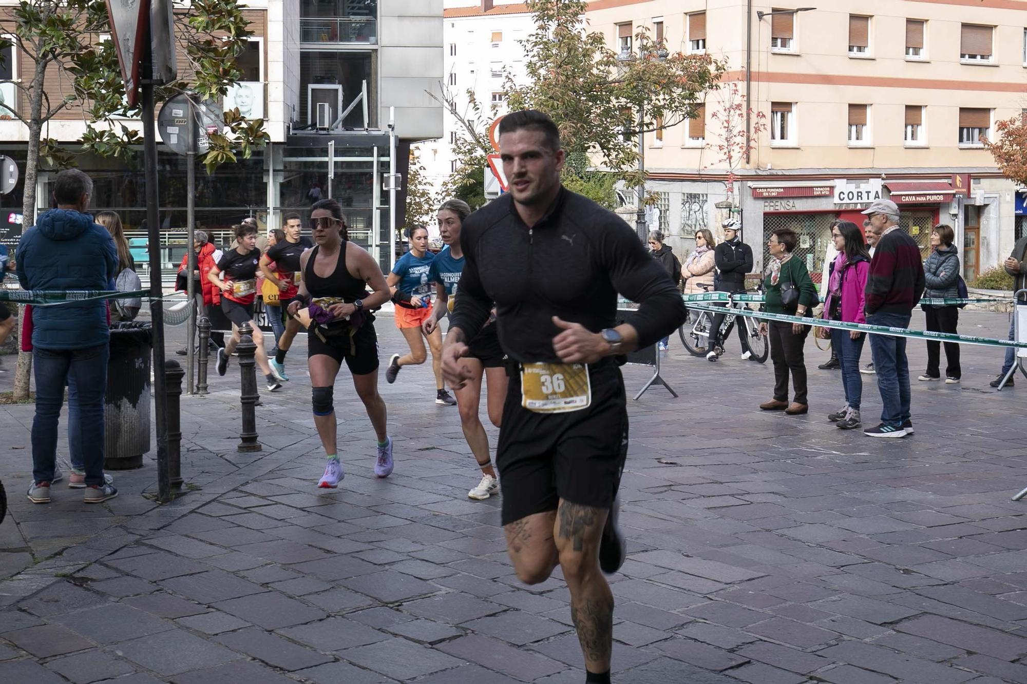 En imágenes: Miles de personas participan en La Conquista de la Almendra