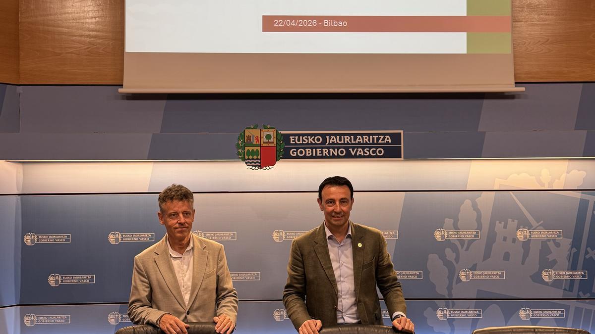Mikel Torres e Iñaki Ruiz durante la presentación del informe en Bilbao