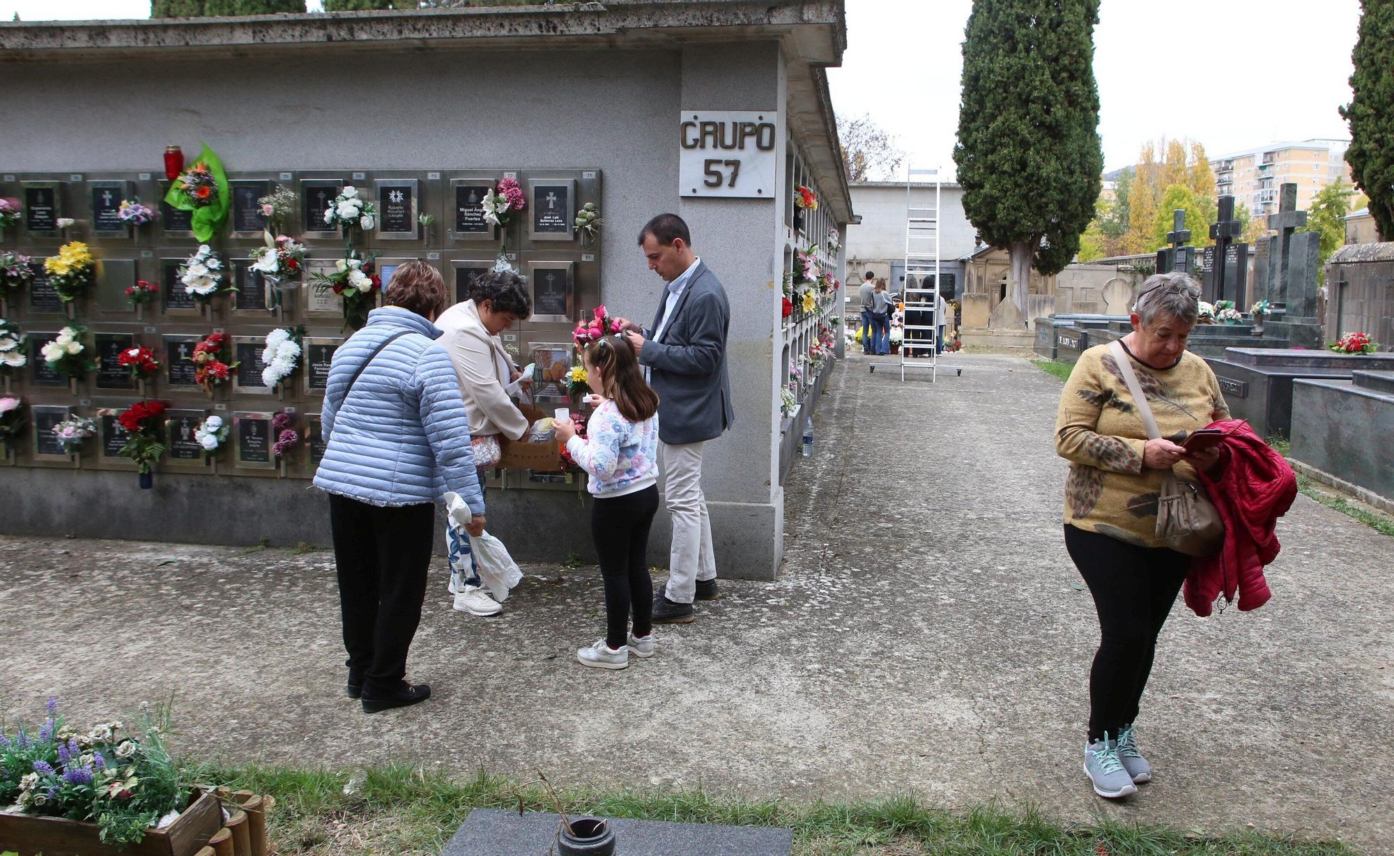 Miles de ciudadanos visitan a sus allegados en los cementerios de Navarra