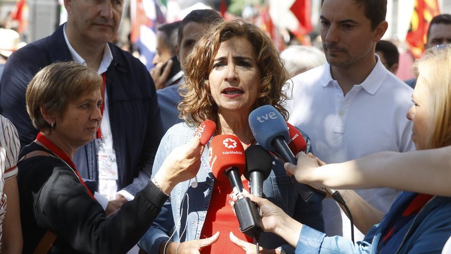 Guerra entre Ayuso y Bolaños por la asistencia hoy martes al festivo madrileño