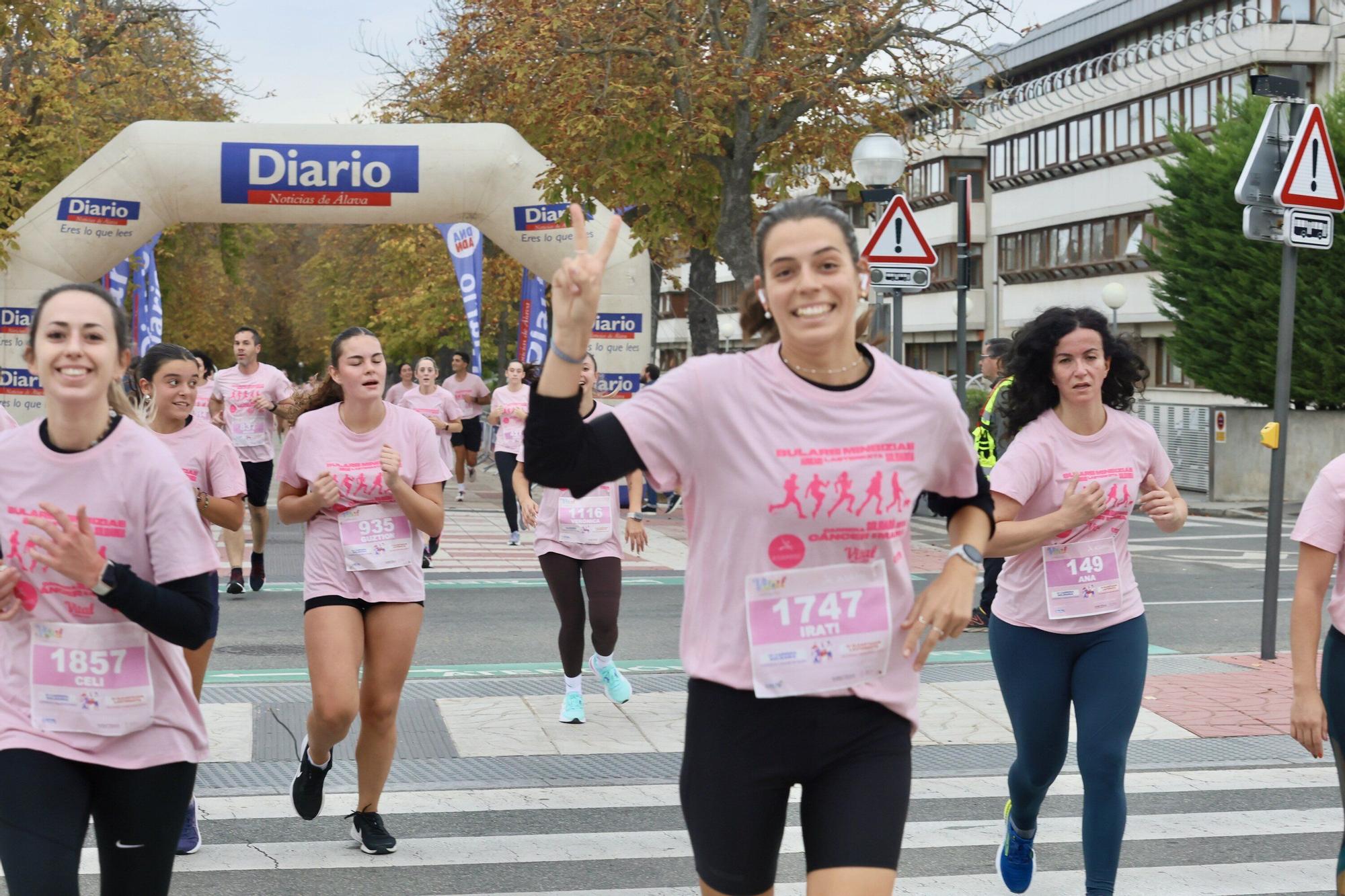 En imágenes: Vitoria se vuelca con la VI Carrera Solidaria contra el Cáncer de Mama