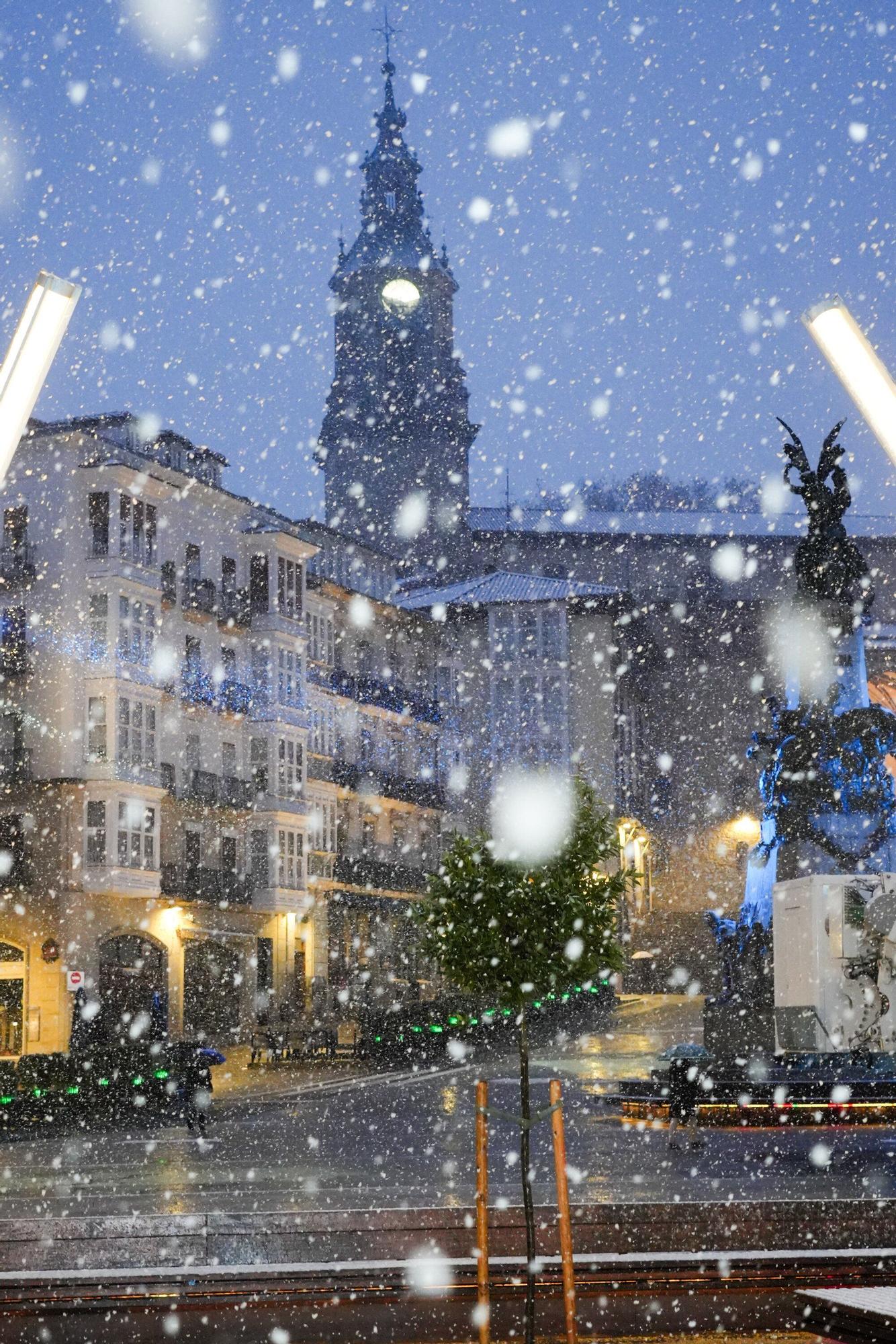 La primera nevada del otoño no cuaja en Vitoria