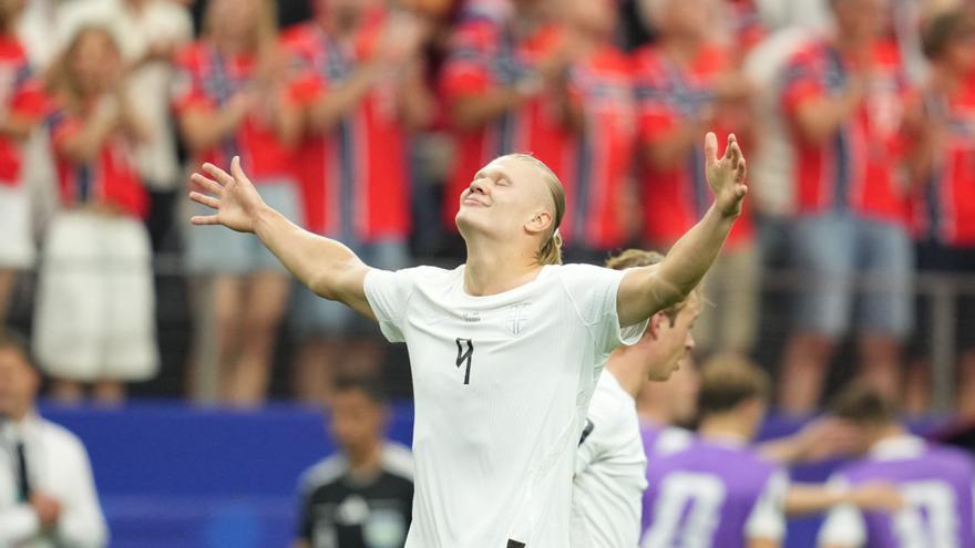 Haaland marca y pone a Noruega a remar