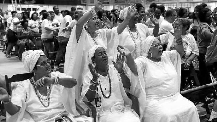 Un grupo de seguidoras de Umbanda, una religión afrobrasileña, canta junto a los católicos de una escuela de samba en Río de Janeiro.