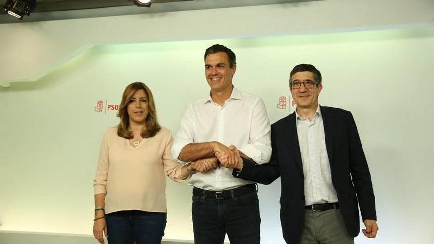 Susana Díaz, Pedro Sánchez y Patxi López, rivales en las primarias, quisieron mostrar una imagen de unidad en un posado juntos que no duró más de ocho segundos.