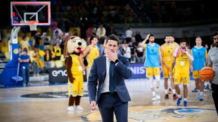 Un exentrenador del Surne Bilbao, despedido en la Liga Endesa