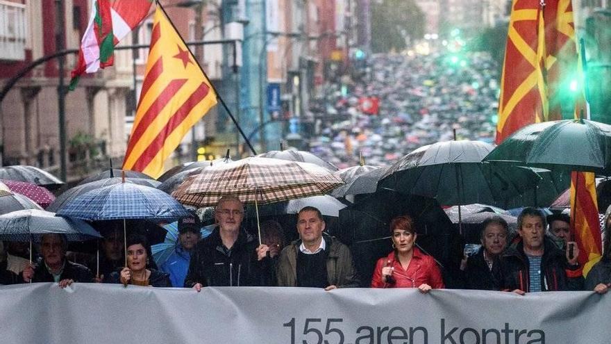 Miles de personas se manifiestan en Bilbao contra del artículo 155 y en ...