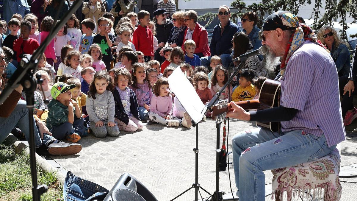 Concierto de 'El Drogas' en la plaza del Rastro en la Txantrea.