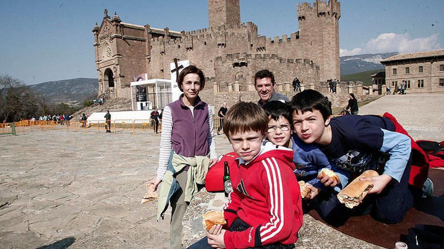 Luis del Pozo hijo y David y Javier Villafaña delante de Lola González y Luis del Pozo padre.