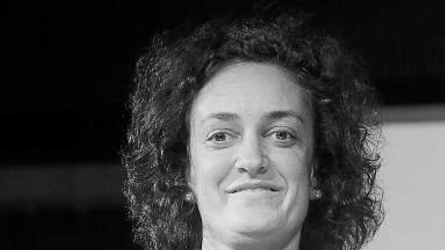 María Otaegui posa con el premio Bertan en sus manos.