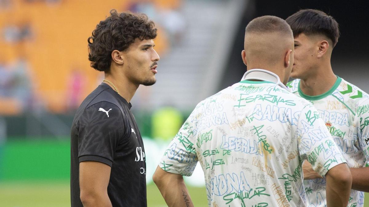 Yusi junto a jugadores del Real Betis en la previa al partido del pasado viernes.