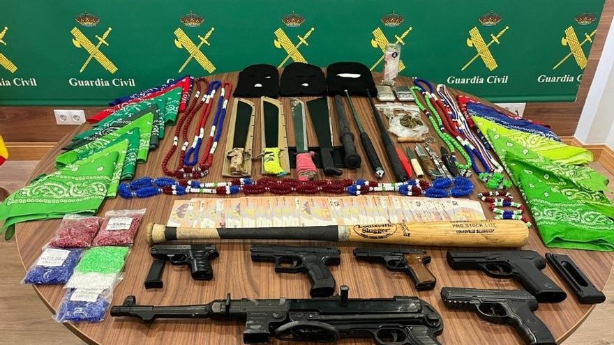 Mosaico con material incautado a Trinitarios en una operación de Guardia Civil en Álava y Gipuzkoa.