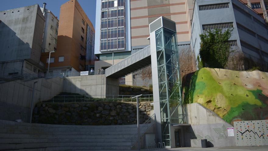 Sestao abre la Plaza 8 de Marzo, con dos ascensores urbanos