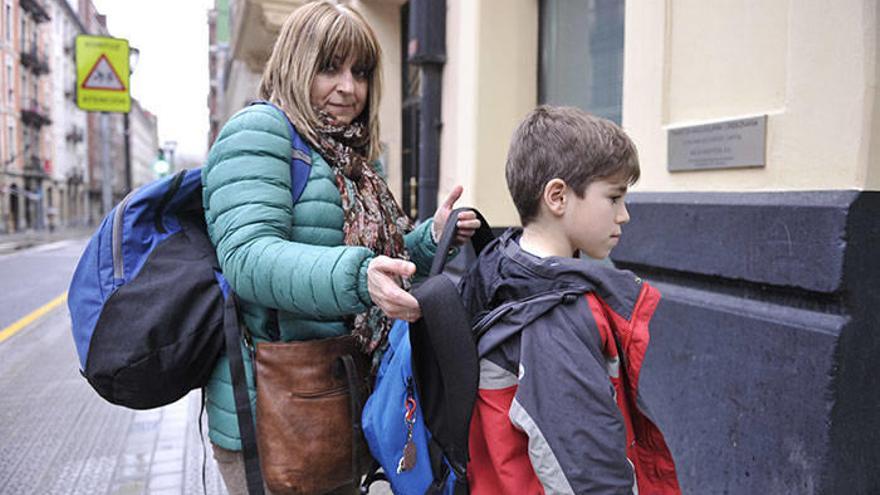 Las vascas dedican 1,6 horas más que los vascos a cuidar de sus hijos