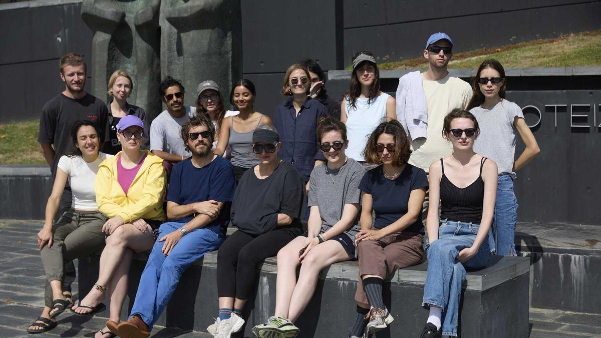 Los participantes en la actual edición de la propuesta durante su estancia actual en el Museo Jorge Oteiza.