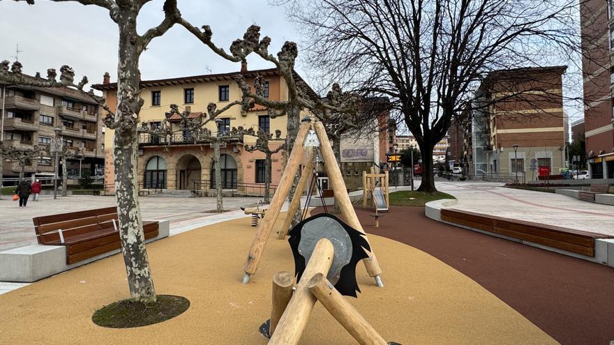 Derio estrena la renovada Herriko Plaza y el acceso peatonal a la estación de tren