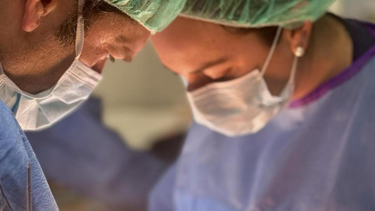 Dr. Fiz y Dra. Bilbao en quirófano