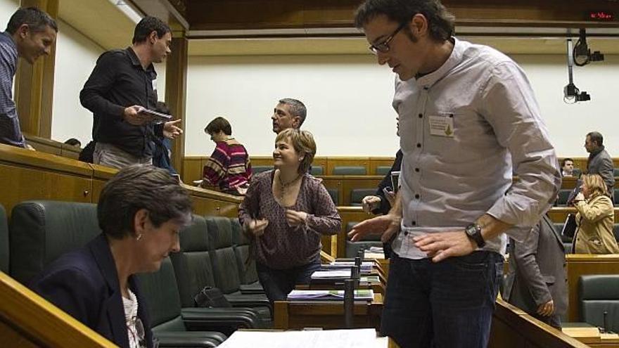 Laura Mintegi y Julen Arzuaga conversan antes del inicio del pleno monográfico de ayer.
